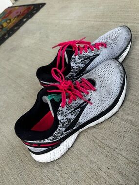 Brooks Ghost 11- women’s size 8